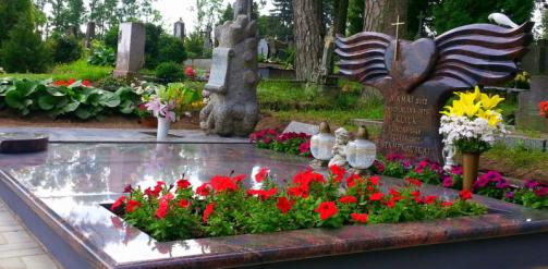 Paminklas iš granito -