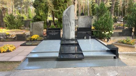 Paminklas iš granito -