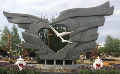 Paminklas   kapinėse-  granitas , - kapo danga - skulptura - bronzines raides--